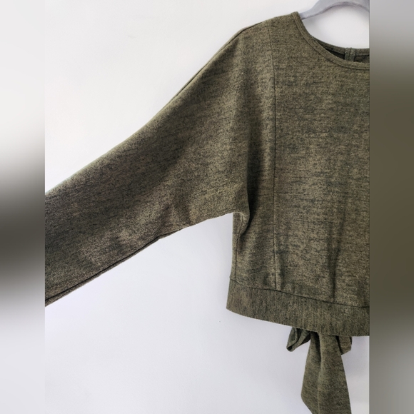 Olive Green Long Sleeve Soft Top with Bow Detail on Back Bottom sz M - Picture 2 of 4